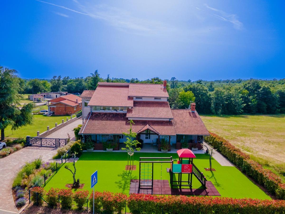 Guest House Flora Pazin Exterior photo
